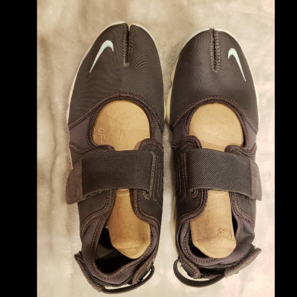 nike air rift on feet